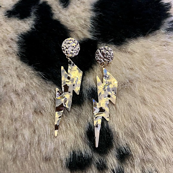 NWT Hammered Gold Lightning Bolt Earrings • Golden - Picture 1 of 7